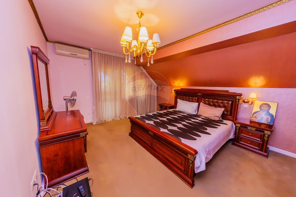 Casă cu 7 camere, 10 ari de vânzare la drumul principal cu 2 intrari