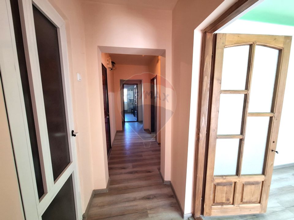 Apartament cu 3 camere de vânzare în zona Pod