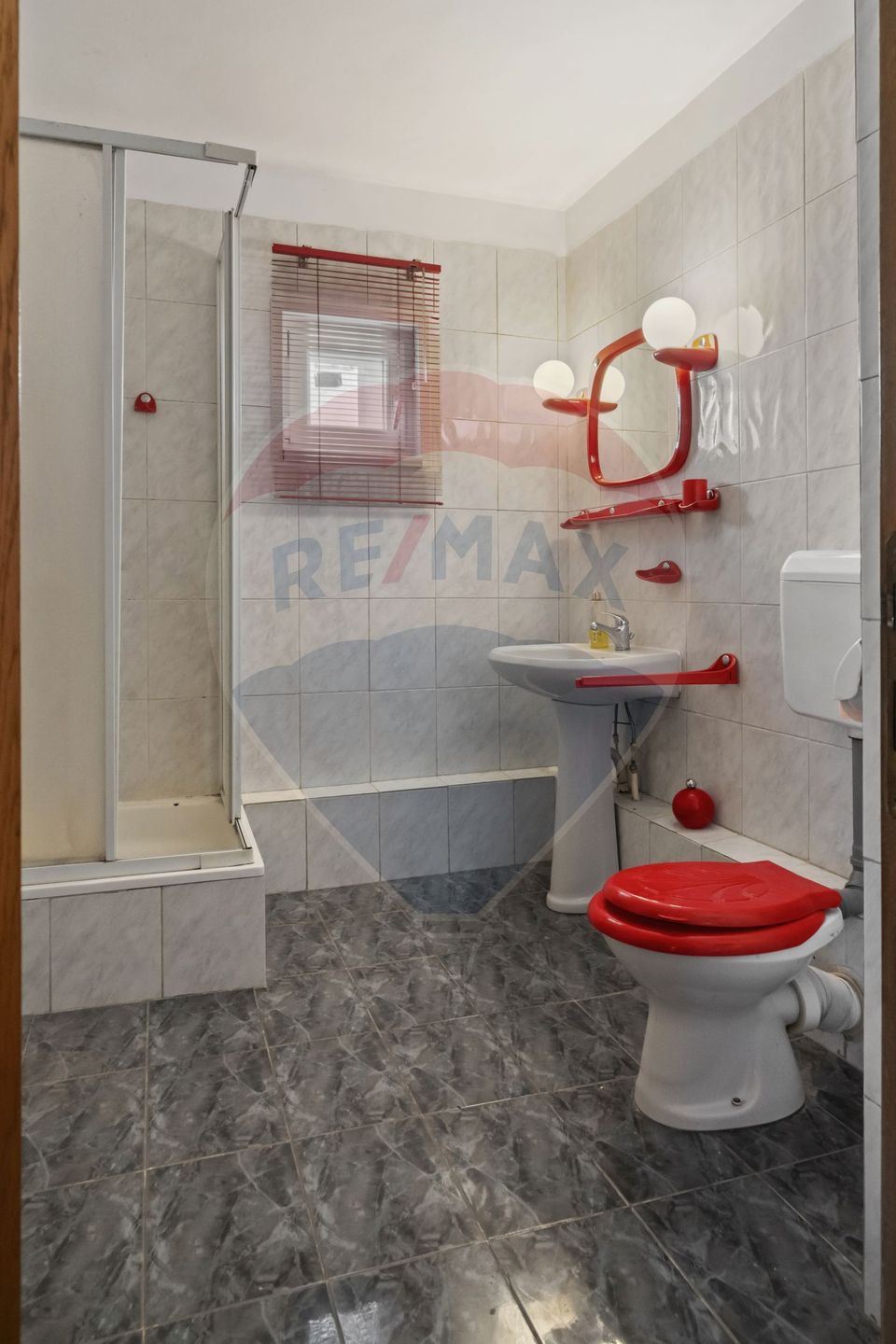 Apartament cu 5 camere de închiriat-Calea 13 septembrie.