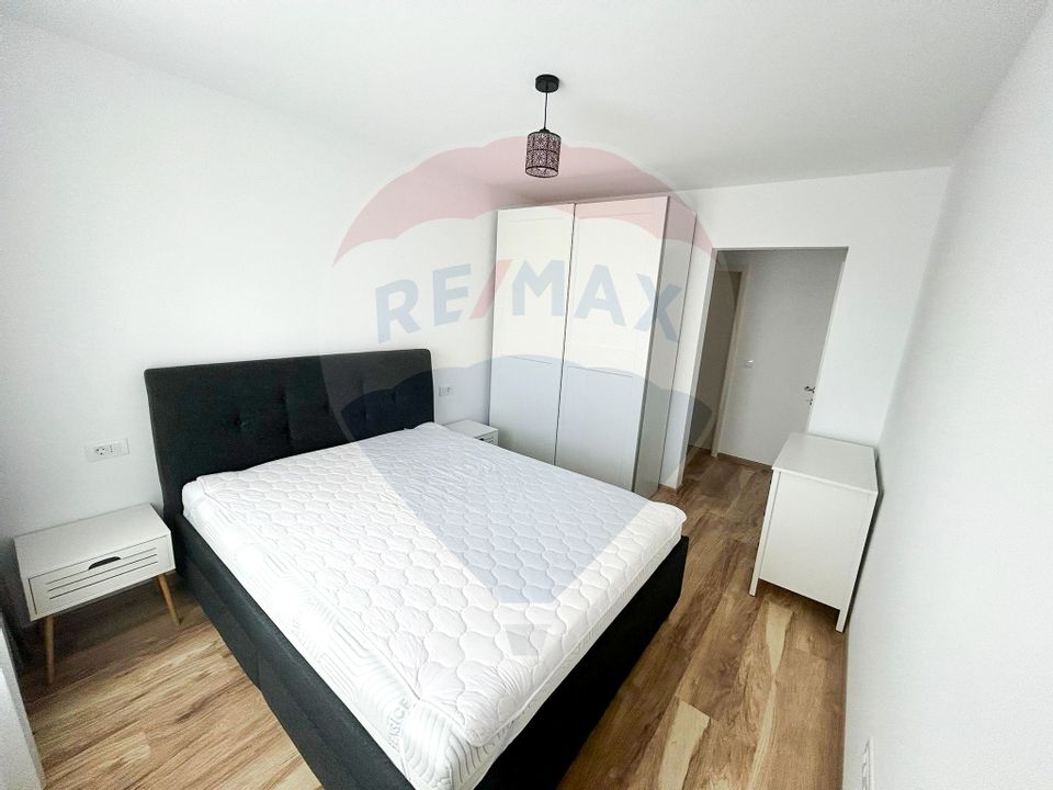 Apartament cu 3 camere de vânzare în zona Tractorul
