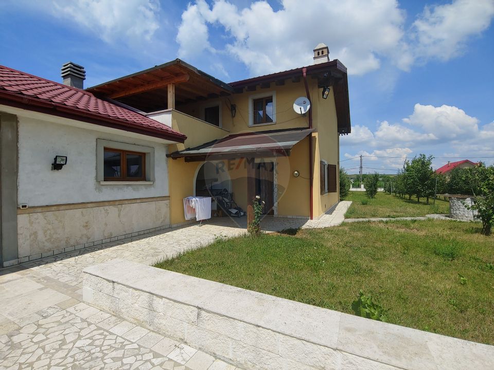 Casă / Vilă de lux cu 5 camere de vânzare în Vadu Moldovei, Suceava