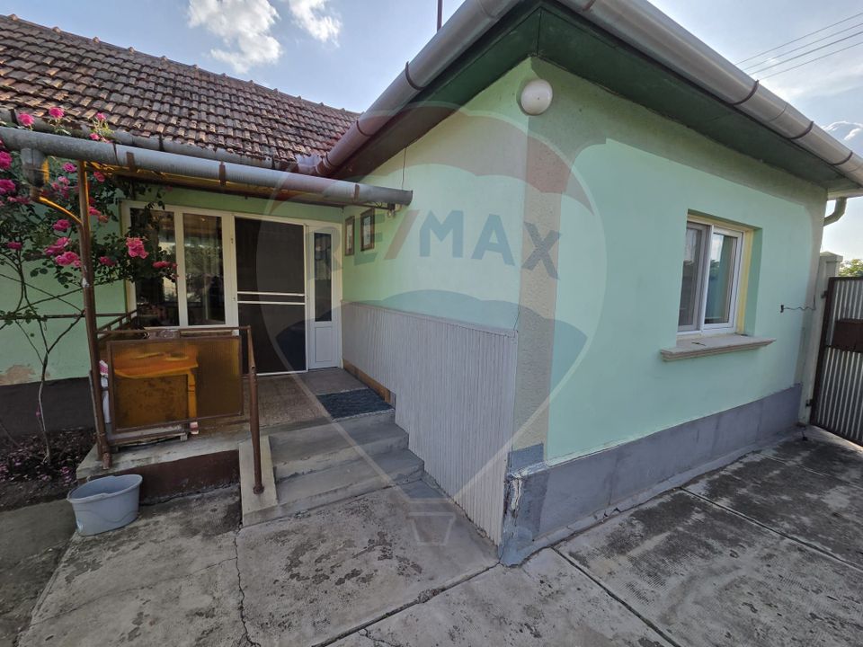 Casă cu gradina si solarii de legume