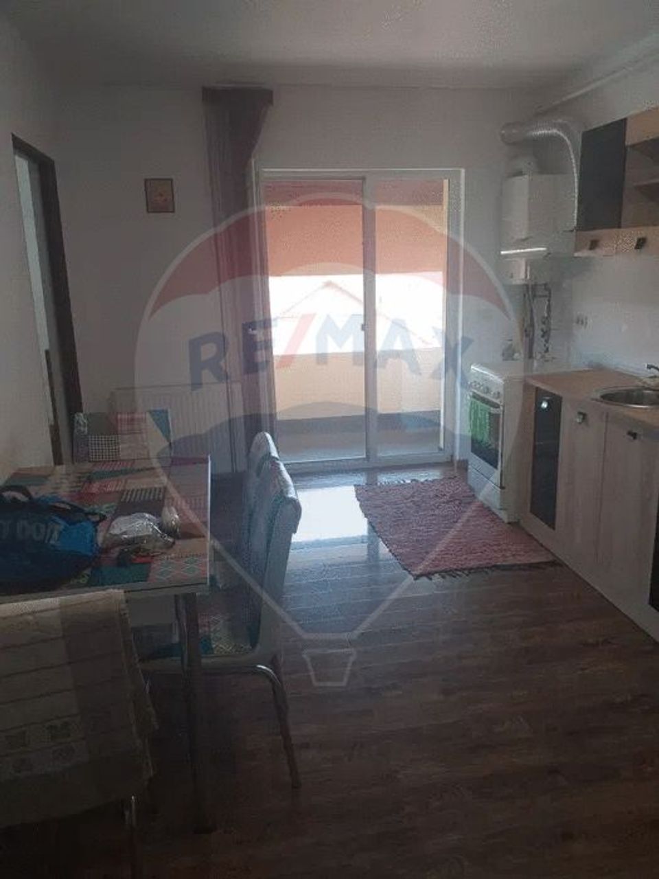 Apartament cu 3 camere de vânzare în zona Parneava