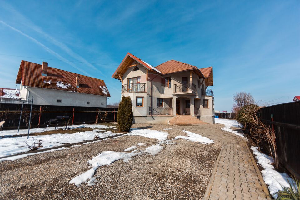 Casă elegantă, construită cu grijă, într-un cadru natural – Tărlungeni