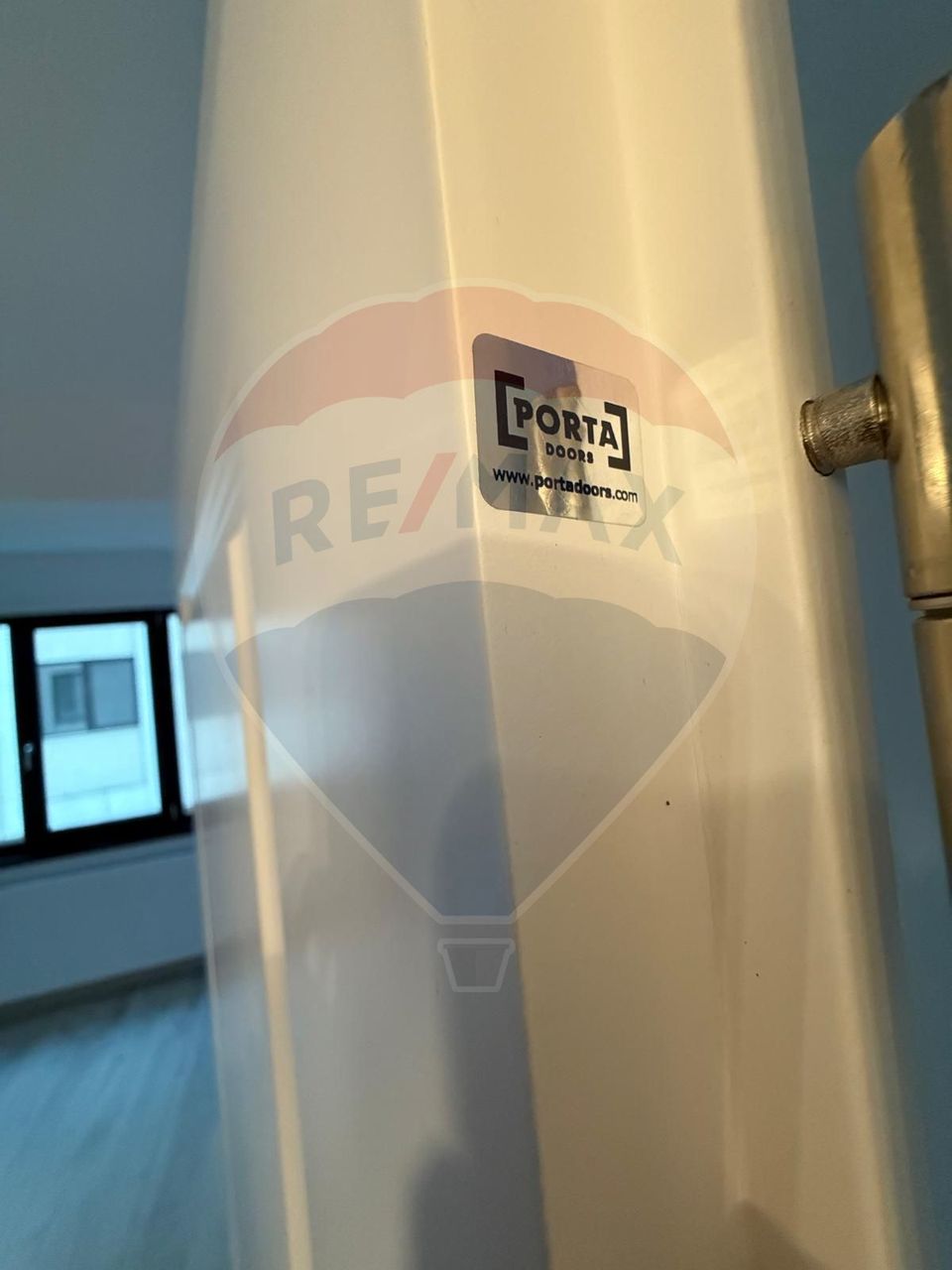 Apartament Decomandat Central 3 camere, 2 bai + loc de parcare privat