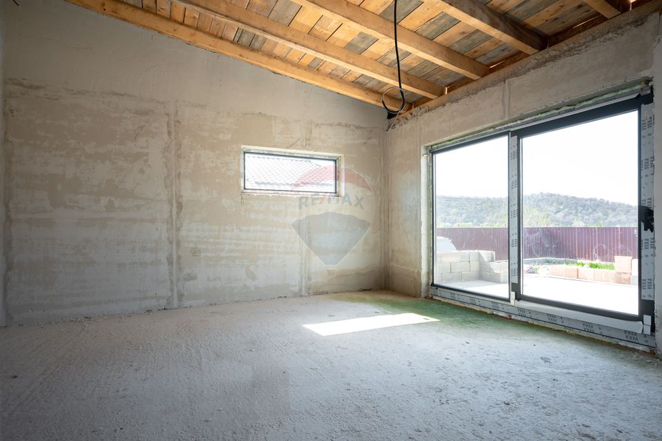 Casă cu 4 camere de vânzare, 130mp utili, teren 600mp in Harman