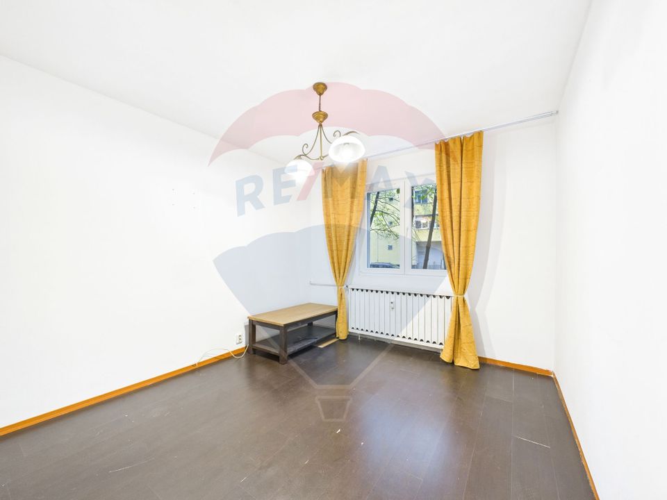 Apartament cu 4 camere de vânzare în zona Rahova