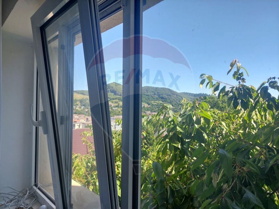 Apartament cu 4 camere decomandat de vânzare în Moinesti