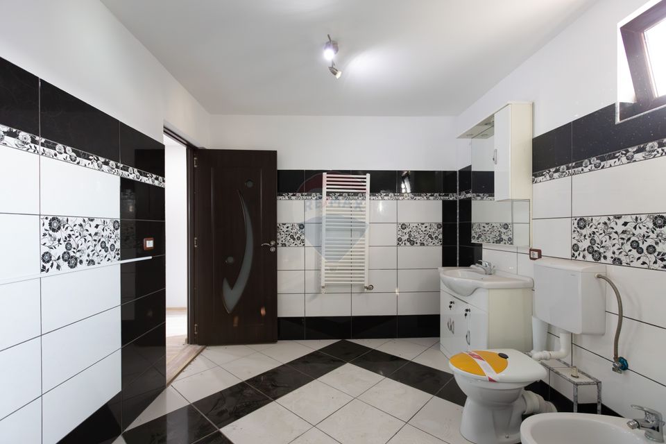 Hală 1.000 mp + curte 3.200 mp + CASĂ 160 mp BONUS | Acces TIR | Bacău