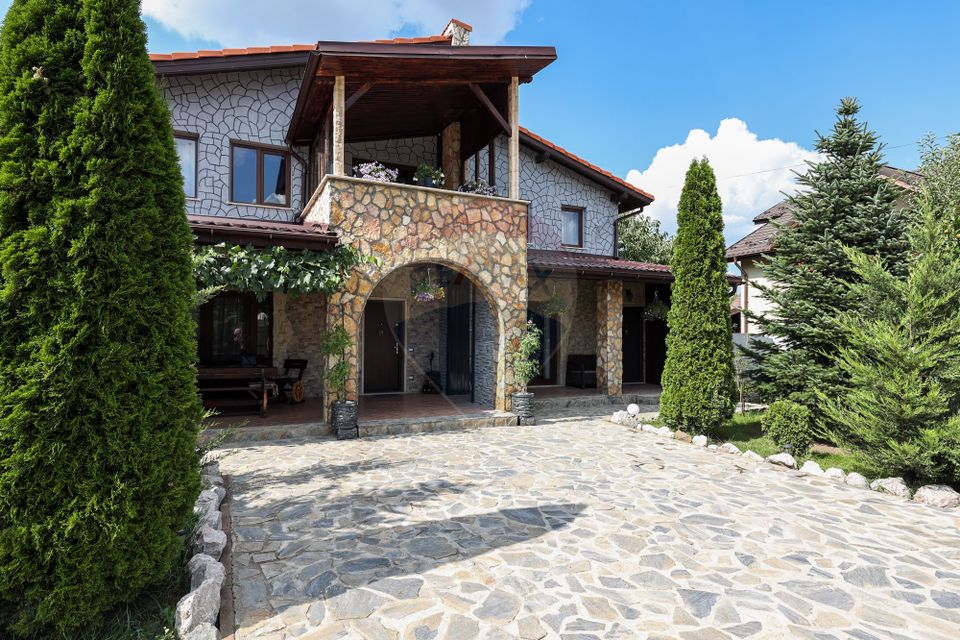 Conac, proprietate unica, in mijlocul naturii, Sacele!