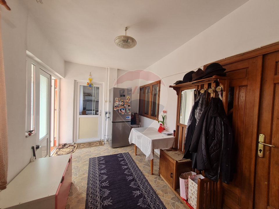 Casă cu 5 camere de vanzare la strada Principala