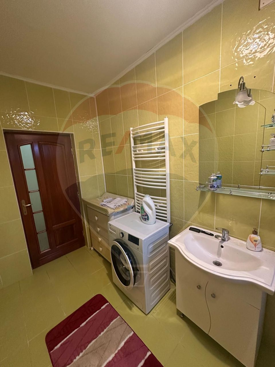 Casă spațioasă 6 camere, 2 băi, garaj spatios și terasă