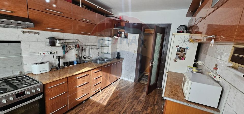 Apartament cu 4 camere de vânzare în Comănești/ Bacău.