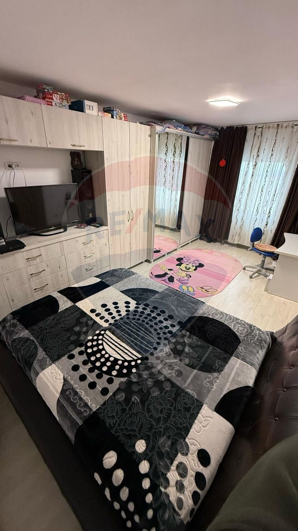 Casa 3 camere, teren 880 mp, beci, foisor, garaj, panouri solare