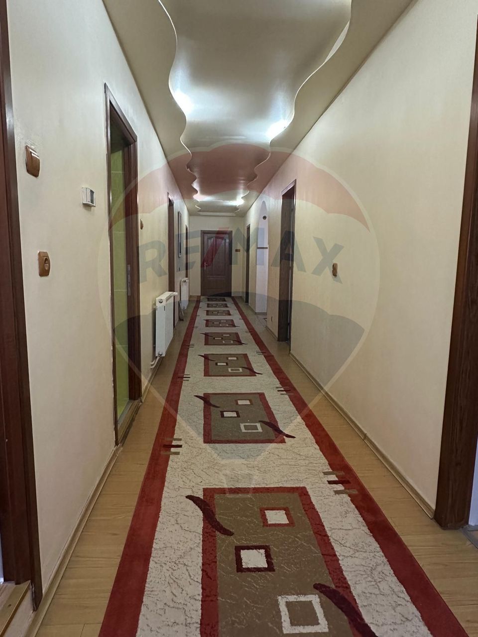 Casă spațioasă 6 camere, 2 băi, garaj spatios și terasă