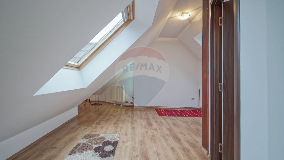 Apartament 3 camere pe două niveluri, cu parcare, Cartierul Toamnei