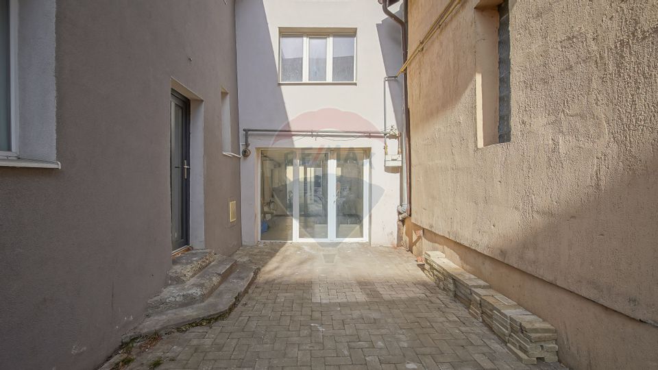 Versatile property in Brasov – Ideal for home or business!
