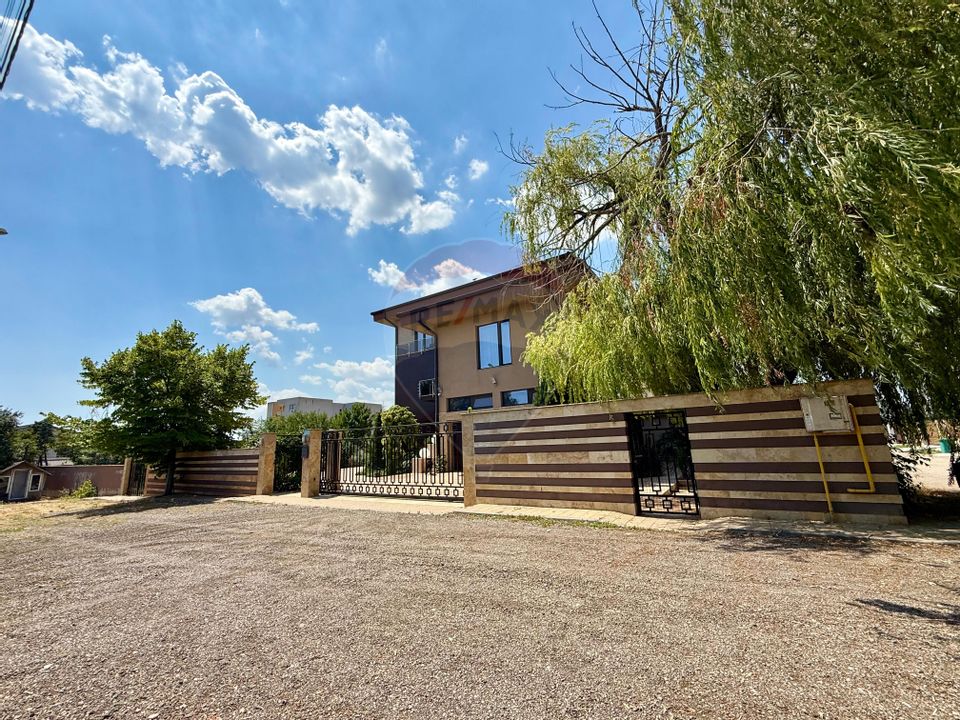 Vila cu piscina si teren 2350mp de vanzare in Mamaia Sat