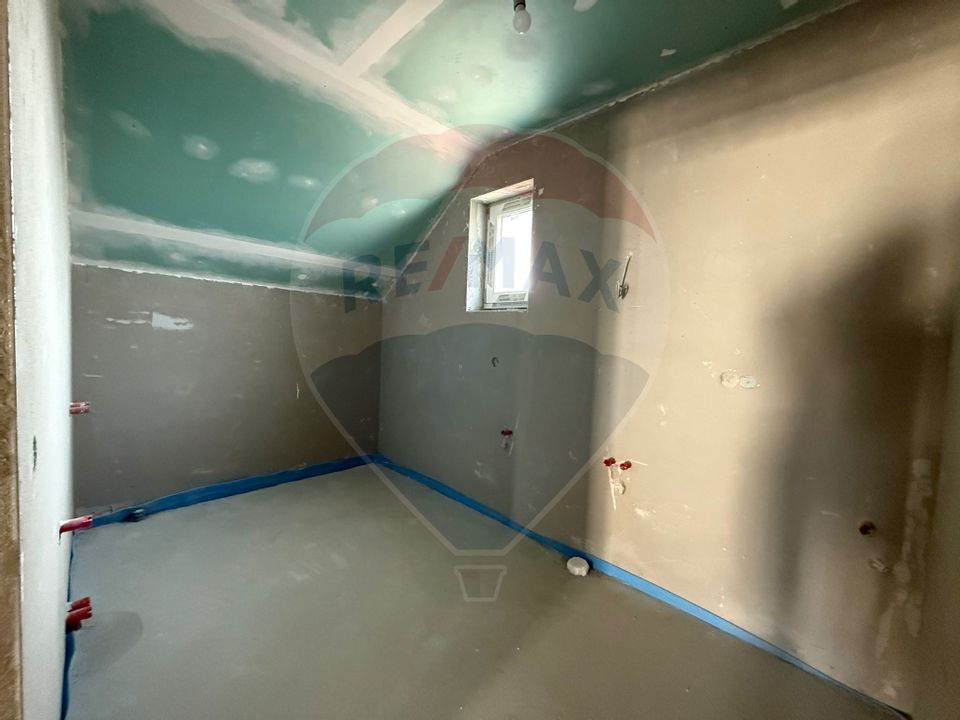 Casa cu 4 camere la gri de vanzare in Sura Mare