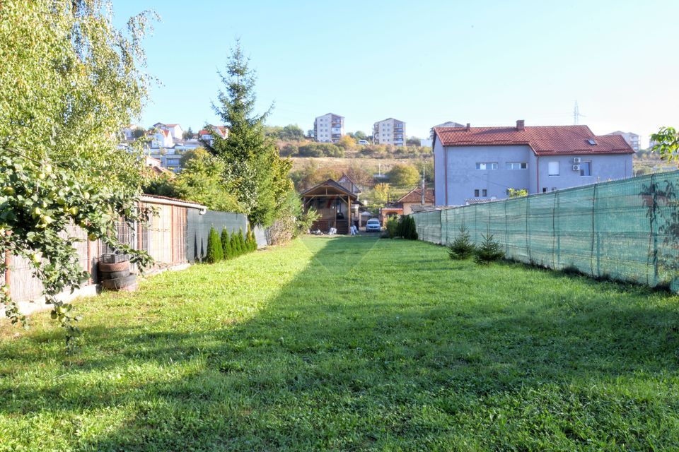 Casa cu 2 camere si 912 mp teren de inchiriat, zona Baciu