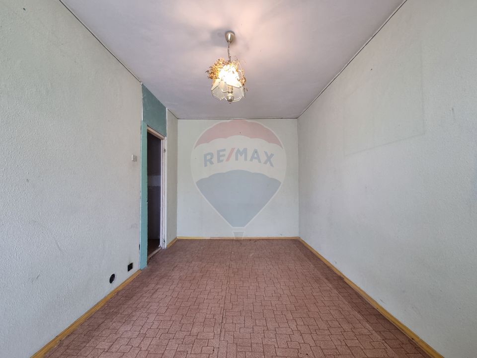 Apartament (de renovat) cu 2 camere de vânzare în Râșnov/Romacril