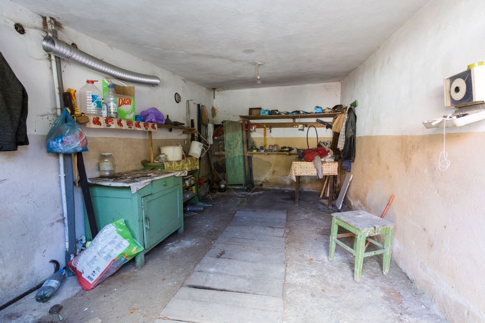 Doua Case de vanzare cu 5 camere + 3 camere,  stradal in Bran!