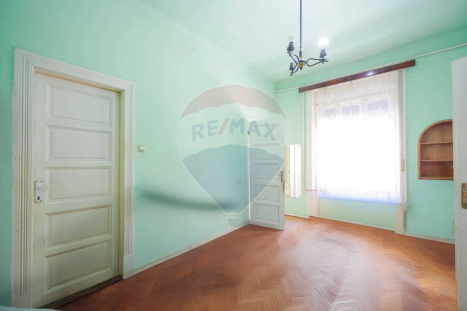 Apartament cu 3 camere de vânzare în zona Ultracentral