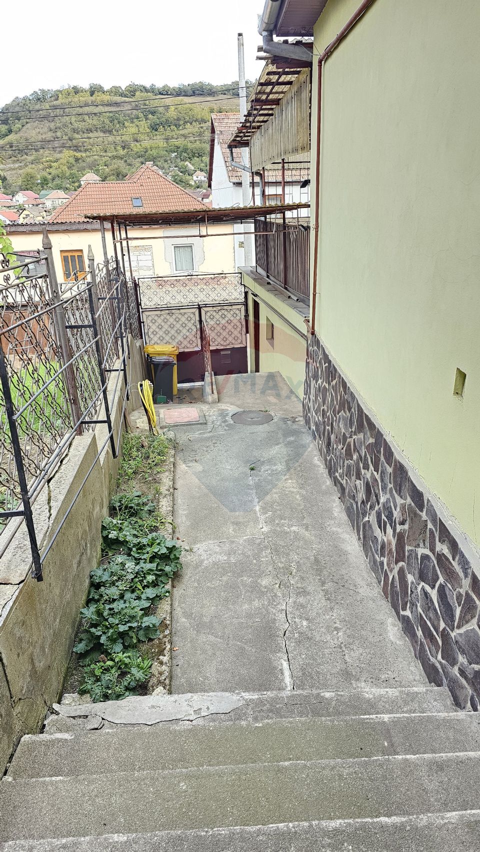 Casa mosnei strada Avram Iancu 2 camere bucatarie baie