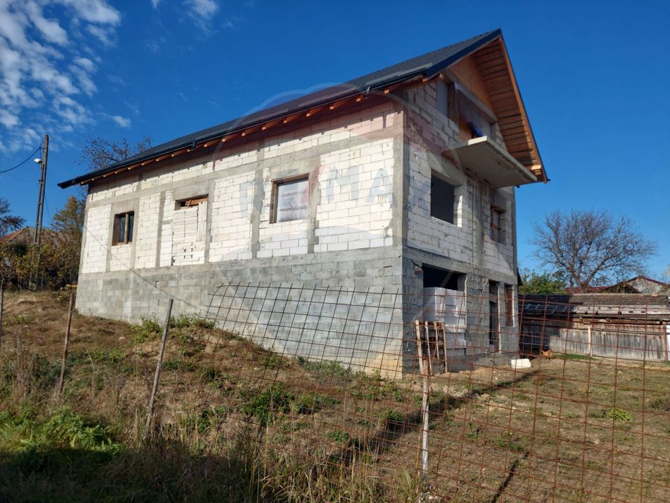 Casa la rosu de vanzare in Caiuti, Bacau