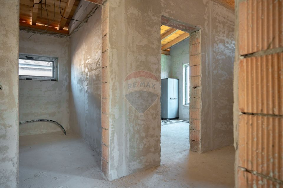 Casă cu 4 camere de vânzare, 130mp utili, teren 600mp in Harman