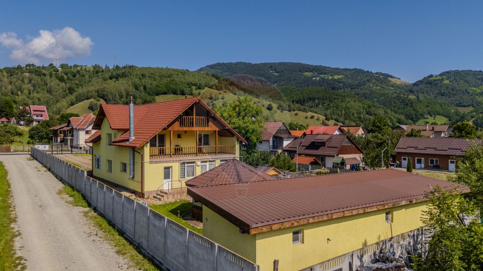 Casă / Vilă cu 10 camere de vânzare in Moieciu de Jos