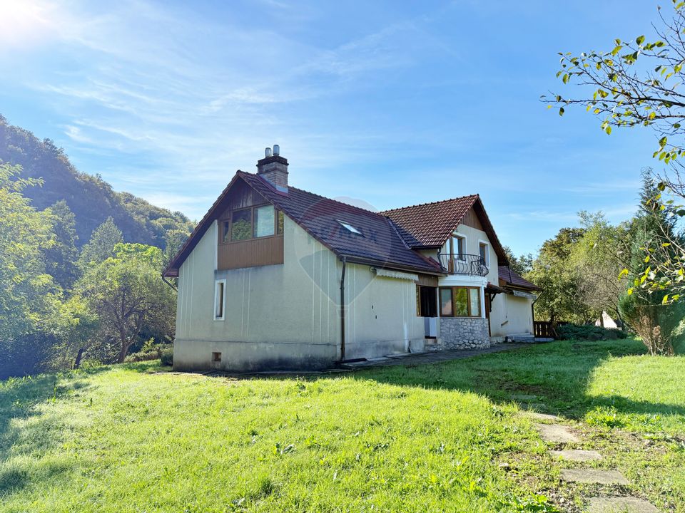 Casă de vânzare în Săvârșin