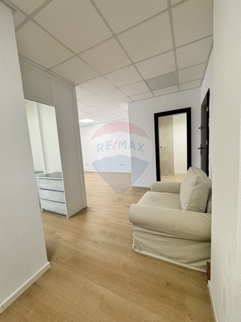 Spațiu nou, la prima inchiriere, pretabil cabinet, salon, etc..