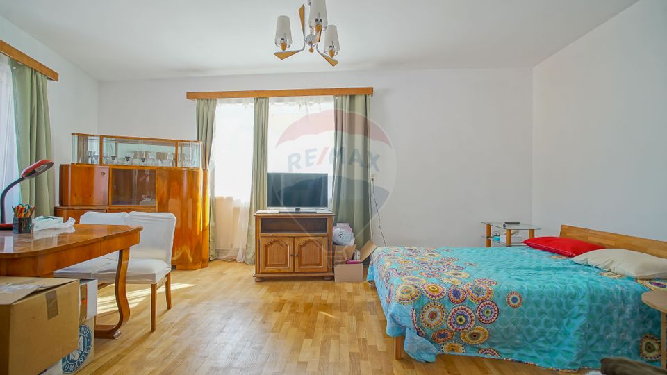 REZERVATA! Vilă impozantă, cu două apartamente și mansardă, Schei