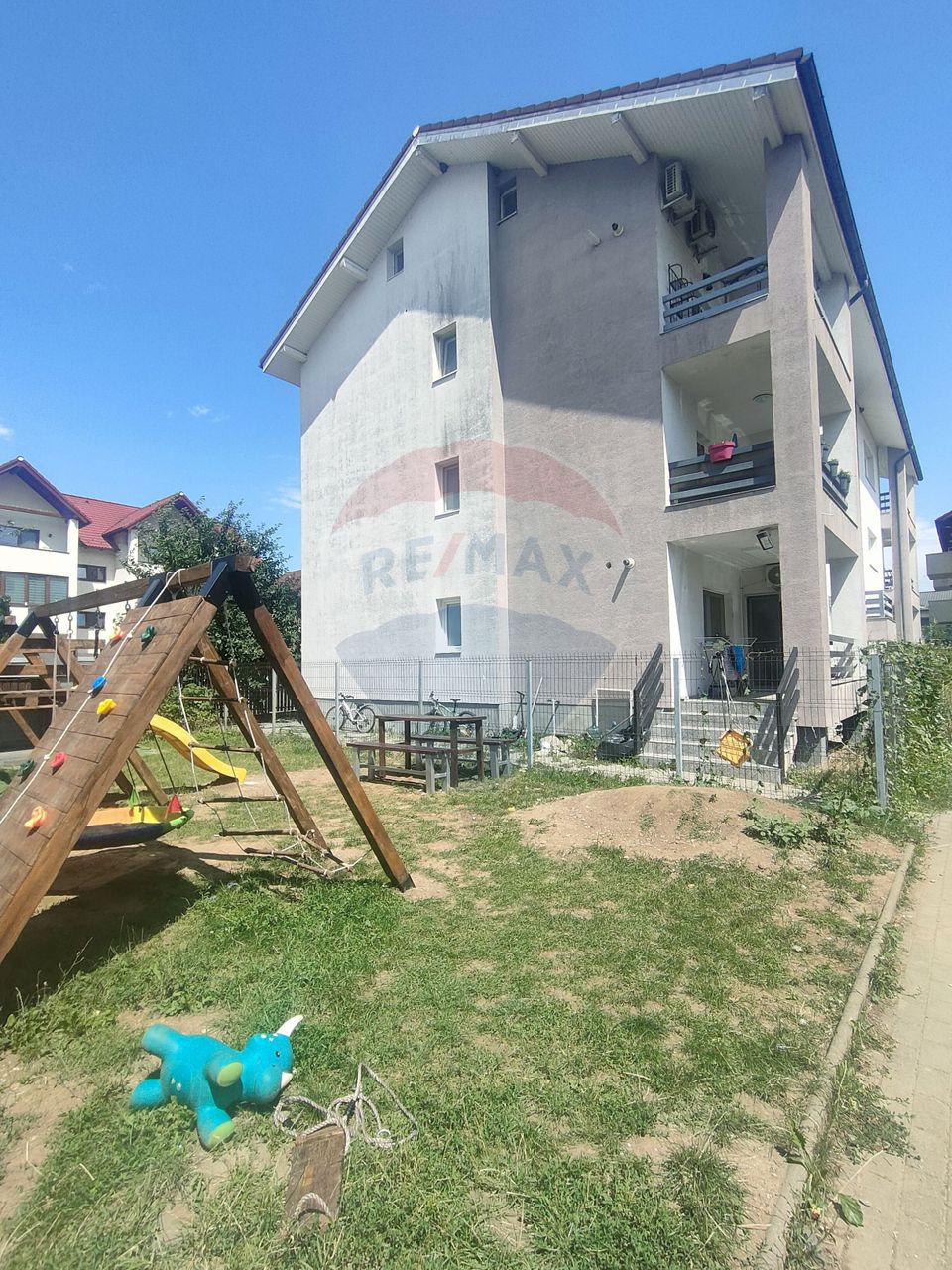 Apartament de vanzare si Parcare în curte privată - Șelimbăr