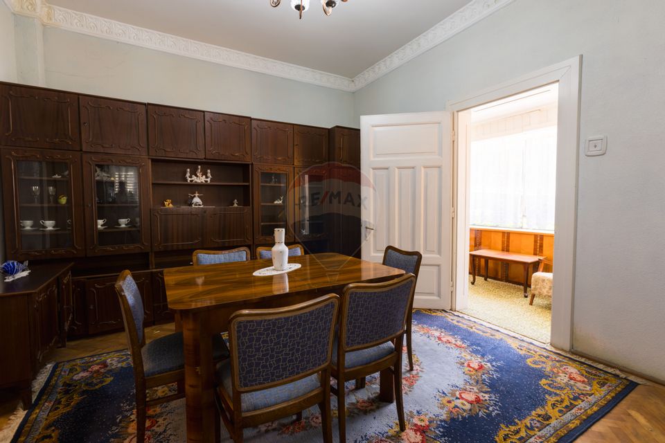 Doua Case de vanzare cu 5 camere + 3 camere,  stradal in Bran!