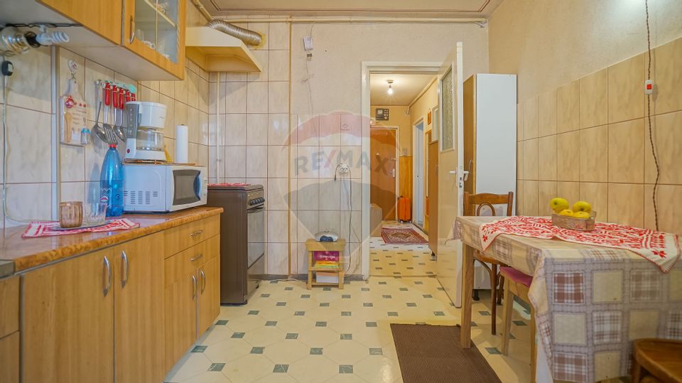 REZERVAT!! Apartament cu 3 camere de vânzare, zona Vlahuta