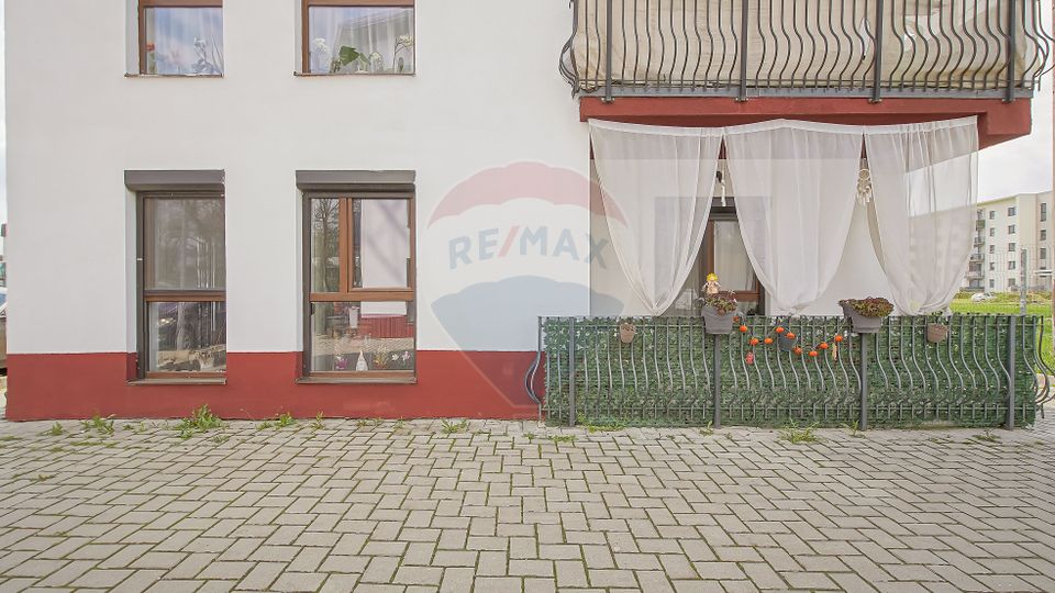 Apartament cu 3 camere de vânzare în zona Tractorul
