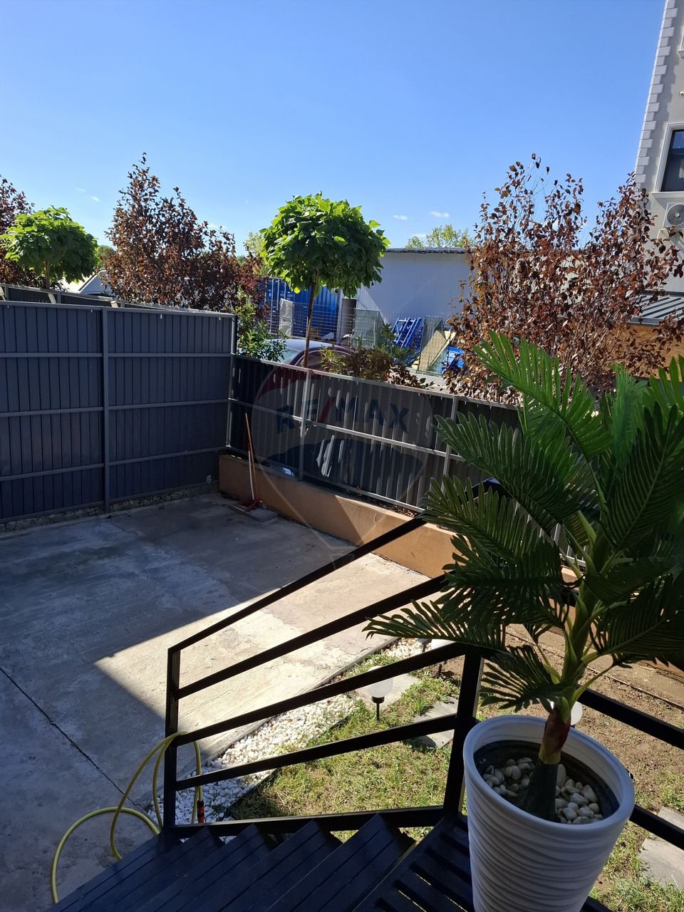 Apartament cu 3 camere  cu loc de parcare si curte proprie -de vânzare