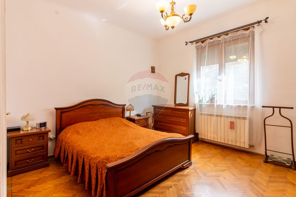 House and courtyard for sale, Alba Iulia Square