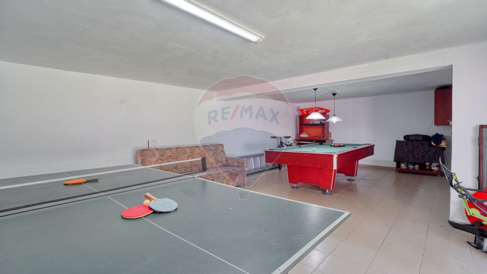 Casă / Vilă cu 8 camere de vânzare în zona Valea Rasnoavei