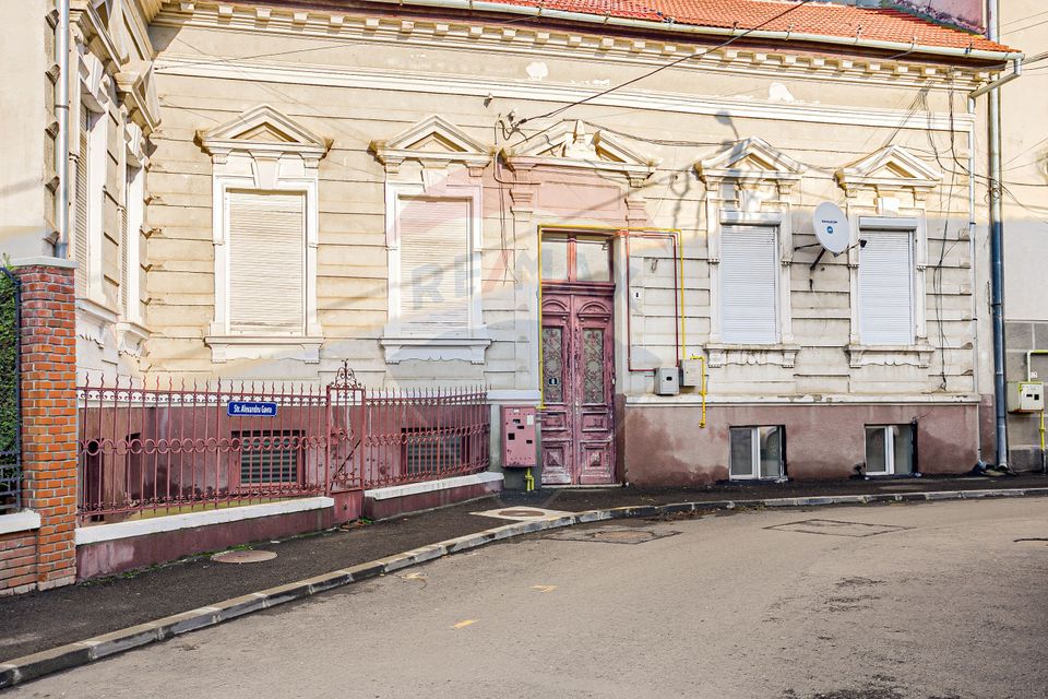 Apartament 4 camere spațioase,  curte,  zona Piata Catedralei