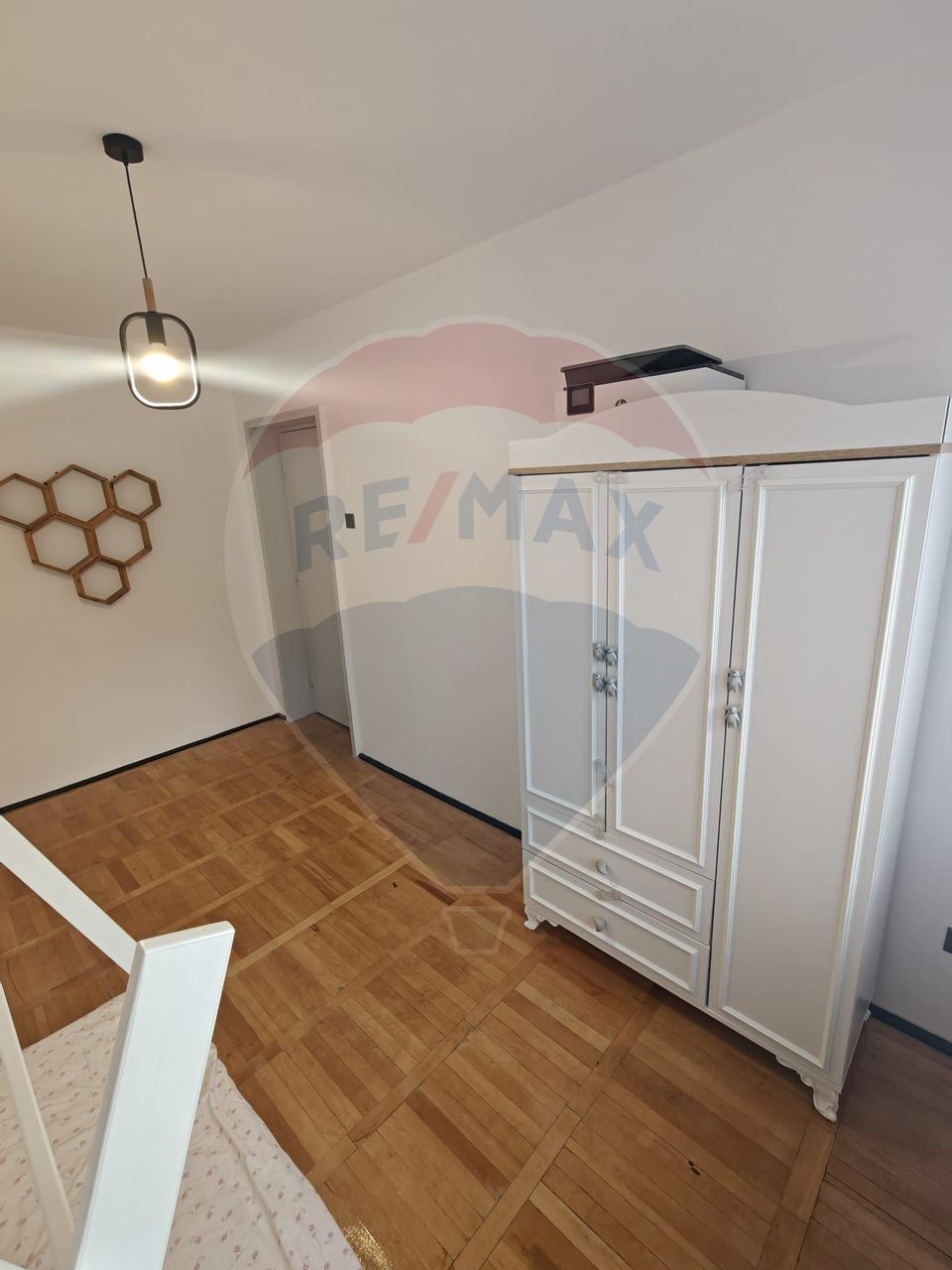 Apartament cu 3 camere de inchiriat Victor Babeș etaj 1