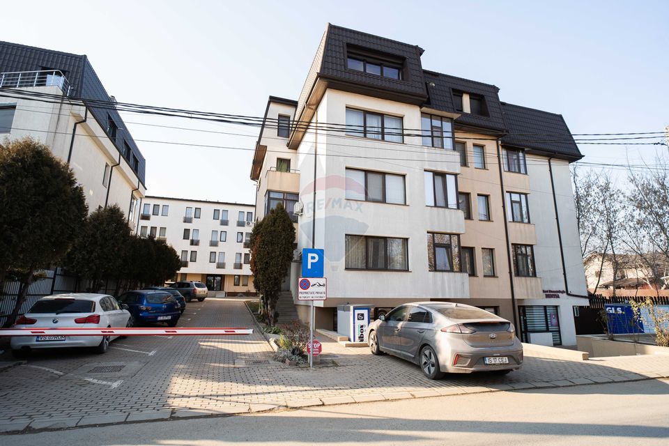 Apartament cu 3 camere de vânzare în zona Nicolina