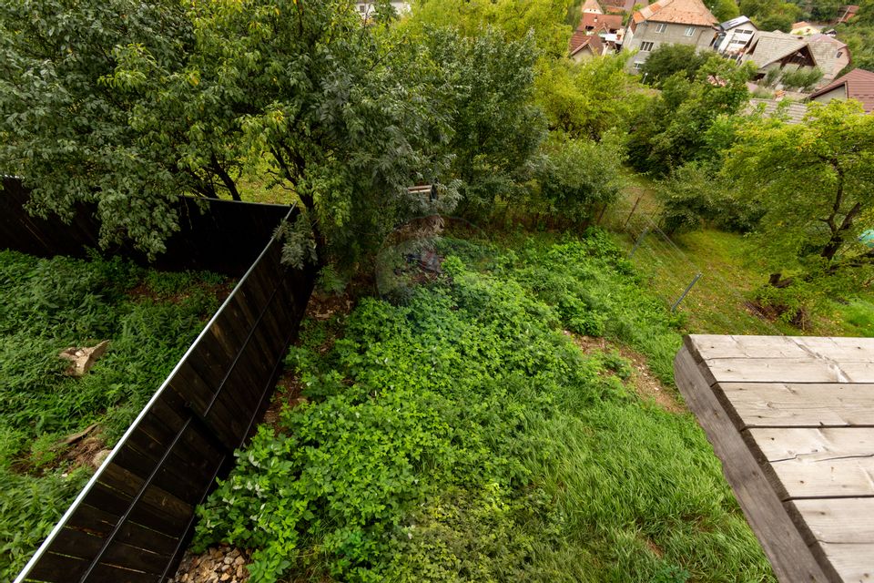 Duplex spațios – oportunitate pentru dezvoltatori sau două familii