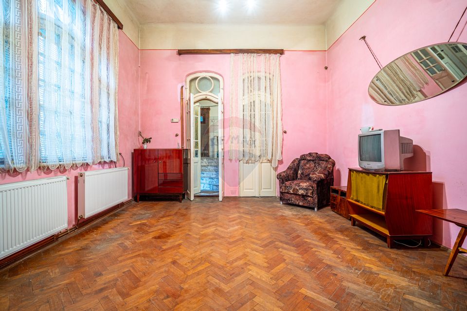 Casa ultracentrală cu 2 camere de vanzare in Ploiesti