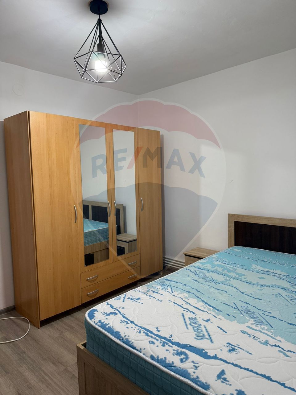 Apartament cu 2 camere de închiriat în zona 1 Mai