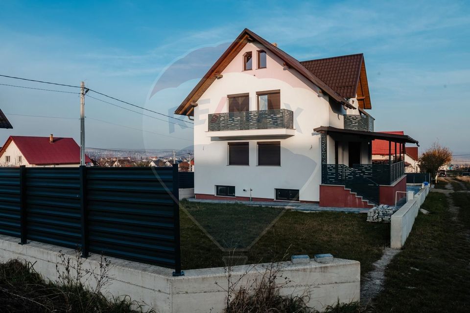 Casă / Vilă cu 4 camere de vânzare