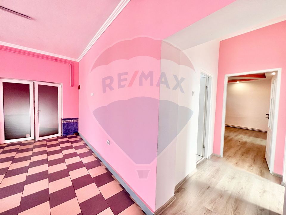 175sq.m Commercial Space for rent, Decebal area