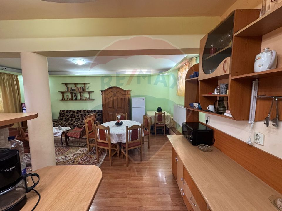 Casă / Vilă cu 5 camere de închiriat în zona Calea Romanului